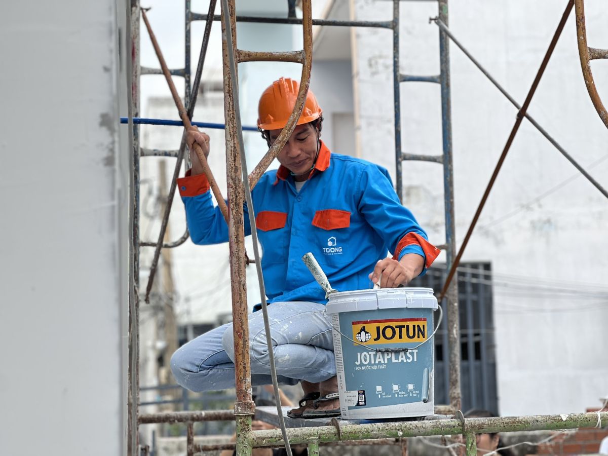 Thợ sơn những " nghệ sĩ " kho&aacute;c m&agrave;u &aacute;o mới cho tổ ấm