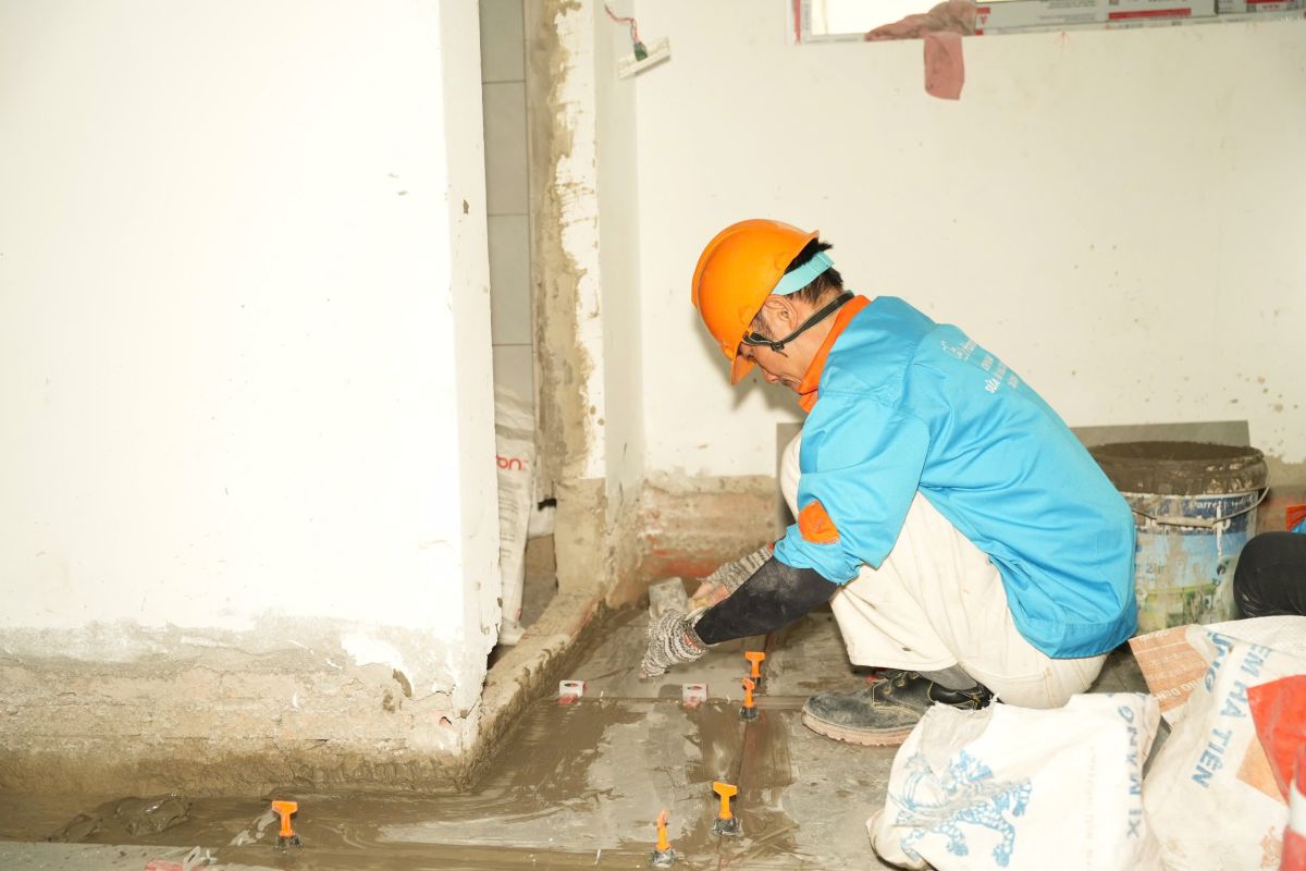 Thợ ốp l&aacute;t người tạo n&ecirc;n bề mặt đẹp v&agrave; bền cho mỗi ng&ocirc;i nh&agrave;
