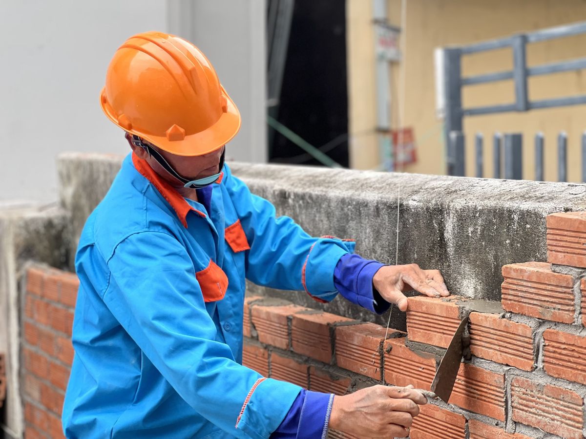 Thợ x&acirc;y những người " Dựng n&ecirc;n tổ ấm c&ugrave;ng Tổ Ong "