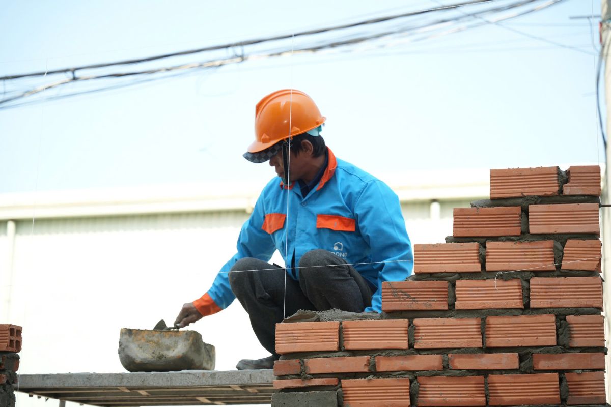 Những vất vả của nghề thợ x&acirc;y g&oacute;c nh&igrave;n từ người trong nghề